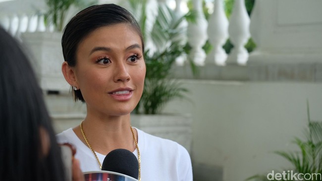 Rambut pendek Agnez Mo ditata sleek yang membuatnya terlihat lebih elegan. Sementara riasan wajahnya bernuansa nude dan natural. Foto: Andhika Prasetia/detikcom