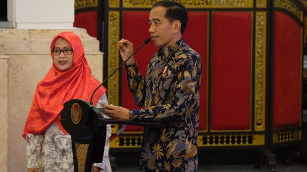 Presiden Jokowi mendengarkan curhat seorang guru asal Pemalang, Mega (36). Mega curhat kesulitan mengikuti program sertifikasi guru.