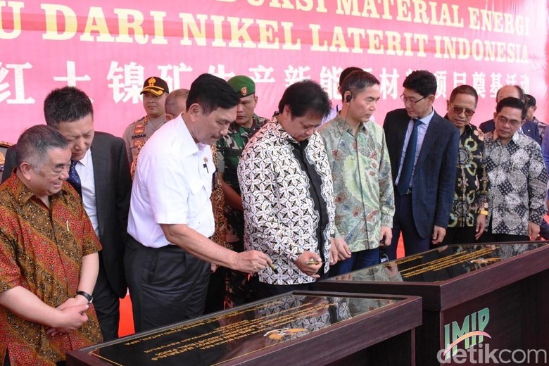 Peletakan Batu Pertama Pabrik Baterai Morowali Untuk mendukung pengembangan kendaraan listrik di Indonesia, pemerintah mendorong percepatan pembangunan industri bahan baku baterai lithium.