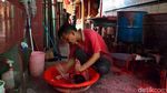 Mengintip Proses Pembuatan Lilin Imlek di Bandung
