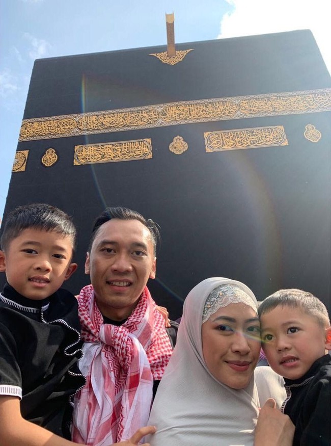 Inner hijab berbahan lace itu kembali ia pakai saat menjalankan ibadah tawaf. Ia lebih memilih hijab segi empat dengan gaya sederhana dibandingkan khimar instan yang banyak dipakai muslimah saat umrah. Foto: Instagram/ruby26