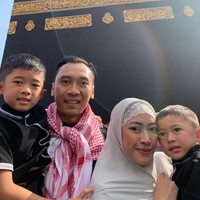 Inner hijab berbahan lace itu kembali ia pakai saat menjalankan ibadah tawaf. Ia lebih memilih hijab segi empat dengan gaya sederhana dibandingkan khimar instan yang banyak dipakai muslimah saat umrah. Foto: Instagram/ruby26