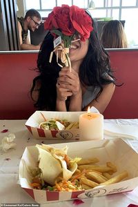 Romantis! Pria Ini Ajak Pacarnya 'Candle Light Dinner' di KFC