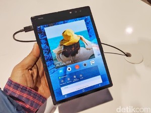 Menjajal Ponsel Layar Lipat Pertama di Dunia