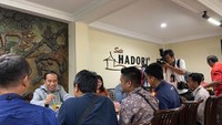 Kunjungan ke Bandung, Presiden Jokowi mampir makan sate Hadori yang legendaris. Foto: Instagram pramonoanungw