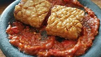 Sambal yang diulek di atas cobek memang paling juara. Apalagi diberi tempe penyet. Wah enak sekali. Foto: Instagram@simz_humanz