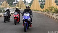 Sementara New YZF-R25 terbaru sudah dibekali suspensi depan Upside Down dan tetap pakai lengan ayun asimetris di belakang. Sedangkan rodanya, depan pakai ukuran 110/70-17 M/C (54S) dan belakang pakai ukuran 140/70-17 M/C.