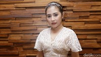 Prilly terlihat manis dengan dress berwarna pink. Pool/Palevi S/detikFoto.