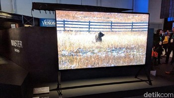 Televisi 8K turut mejeng. (Foto: Adi Fida Rahman/detikINET)