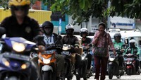 Aksi pengendara sepeda motor itu juga pastinya akan membahayakan para pejalan kaki yang melintasi kawasan itu.