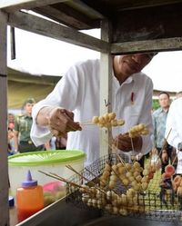 Lihat Asyiknya Presiden Jokowi Saat Jajan Cilok dan Pempek