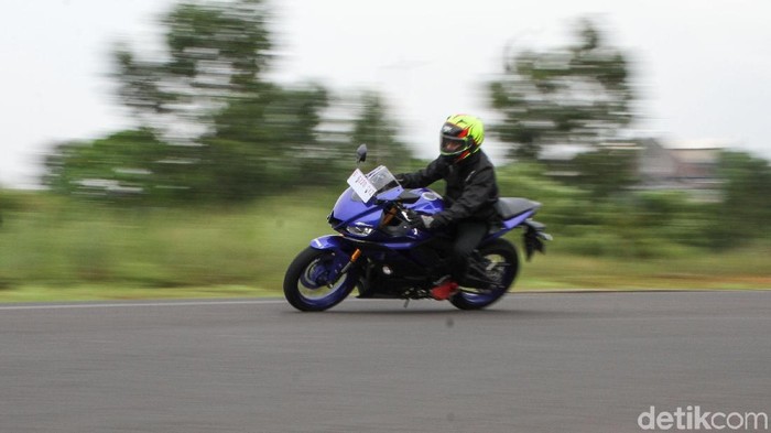 Adu fitur Kawasaki Ninja, Honda CBR250RR, Yamaha R25