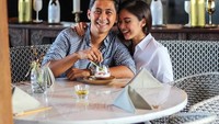 Begini romantisnya kenang dan sang istri saat menghabiskan waktu berdua, sambil menikmati dessert manis dengan tampilan cantik. Foto: Instagram @kenangmirdad