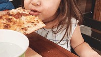 Siapa sangka Rachel doyan banget makan pizza. Ia bisa menghabiskan 7 potong pizza lho! Foto: Instagram zrofficial