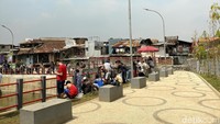Selain bersantai dan mancing ikan, area tepian yang cukup luas juga bisa dimanfaatkan sebagai sarana olahraga seperti jalan santai atau joging. Wah, asyik nih! (Tri Ispranoto/detikTravel)