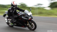CBR250RR punya bentuk fascia sangar dengan desain lampu ngumpet dan lampu sein mirip alis. Desain lampu rem CBR250RR juga tergolong sporty, apalagi di bagian jok pembonceng ada air scoop-nya.