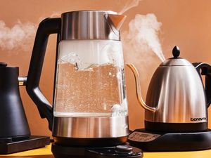 Jorok! Wanita Ini Cuci Celana Dalam Bekas Haid Pakai Cerek Listrik Hotel