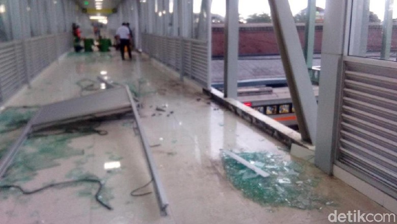 Diterpa Hujan Berangin, Kaca Skybridge Stasiun Balapan Solo Pecah Diterpa Hujan Berangin, Kaca Skybridge Stasiun Balapan Solo Pecah