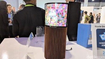 Speaker dengan layar melengkung. (Foto: Adi Fida Rahman/detikINET)