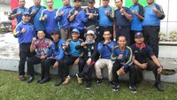 Kondisi Titi yang tak mampu lagi berjalan membuat dia harus ditandu sebanyak 20 petugas dari Damkar dan Tagana secara ekstavet melewati dua jendela yang dijebol untuk jalur evakuasi. Tampak tim evakuasi setelah melakukan evakuasi.