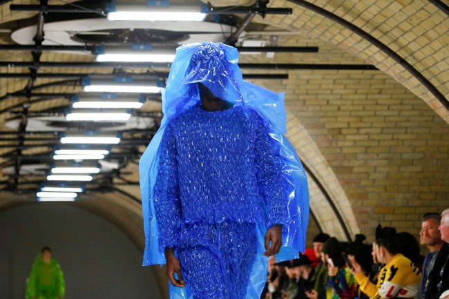 Tema koleksi ini diberi nama Man Made of Glass. Sebagian besar koleksinya memang terbuat dari material transparan, layaknya kaca. Foto: REUTERS/Henry Nicholls
