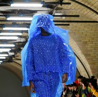 Tema koleksi ini diberi nama Man Made of Glass. Sebagian besar koleksinya memang terbuat dari material transparan, layaknya kaca. Foto: REUTERS/Henry Nicholls