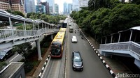 Suasana lalu lintas di Jalan Gatot Subroto, Jakarta, Jumat (11/1/2019).