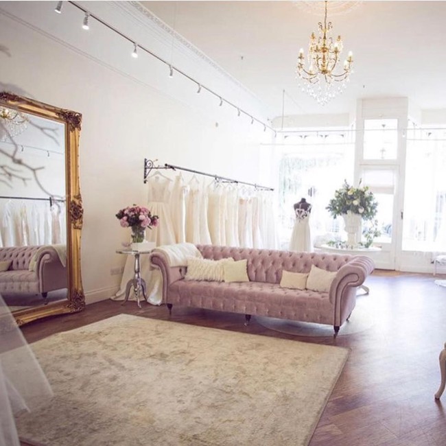 Salah satunya Emily Stoker yang duduk di kursi roda saat mengikrarkan janji suci pernikahannya dengan sang suami. Gaun ini punya ibu saya yang dibuat pada tahun 1977, tulisnya. (Foto: Instagram)