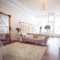 Salah satunya Emily Stoker yang duduk di kursi roda saat mengikrarkan janji suci pernikahannya dengan sang suami. Gaun ini punya ibu saya yang dibuat pada tahun 1977, tulisnya. (Foto: Instagram)