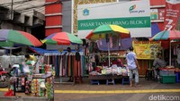 Para PKL menggelar lapak di trotoar mulai dari Jalan Jati Baru hingga Pasar Tanah Abang Blok F.
