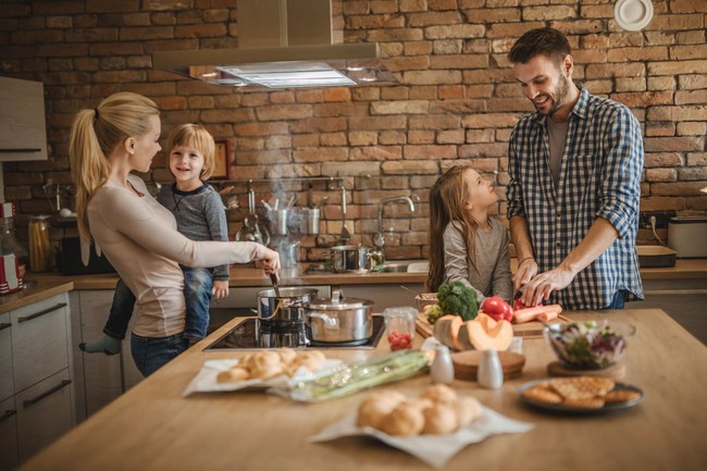 Masak dan Makan BarengJika bisa, habiskan malam dengan masak dan dinner bersama istri atau suami. Kebiasaan itu dikatakan dapat meningkatkan kemampuan belajar, meningkatkan memori, dan mempromosikan kesetaraan dalam rumah tangga selain tentunya menguatkan hubungan dan membuat bahagia.Foto: iStock