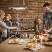 Masak dan Makan BarengJika bisa, habiskan malam dengan masak dan dinner bersama istri atau suami. Kebiasaan itu dikatakan dapat meningkatkan kemampuan belajar, meningkatkan memori, dan mempromosikan kesetaraan dalam rumah tangga selain tentunya menguatkan hubungan dan membuat bahagia.Foto: iStock