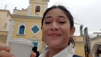Ini gaya minum kopi Dian Sastro saat sedang berada di Macao, China. Foto: therealdisastr