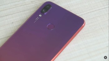 Ada kamera ganda 48 MP + 5 MP dengan pemindai sidik jari. Foto: YouTube/Everything in one