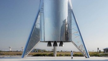 Selain kapsul luar angkasa yang didorong menggunakan roket, SpaceX juga sedang membangun roket bernama Starship yang juga bisa berfungsi sebagai kendaraan wisata ke luar angkasa. Foto: Istimewa