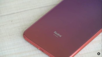 Tulisan Redmi by Xiaomi terpampang di bagian bawah dari bodi belakang ponsel ini. Foto: YouTube/Everything in one