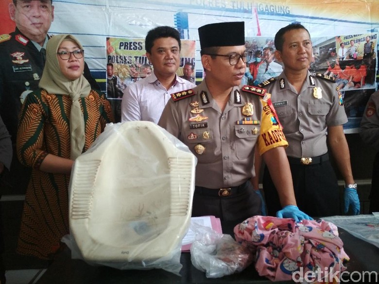 Polisi Amankan Barang Bukti Kasus Bayi Dibuang ke Kloset Polisi Amankan Barang Bukti Kasus Bayi Dibuang ke Kloset