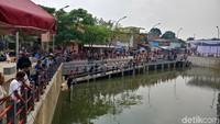 Kolam Retensi Sirnaraga berfungsi sebagai kolam penampungan, sekaligus rem air untuk aliran Sungai Citepus. Selain fungsi itu, kolam ini juga memiliki fungsi wisata pemancingan ikan (Tri Ispranoto/detikTravel) 