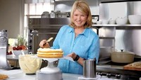 Dijuluki dewi untuk urusan rumah tangga, Martha Stewart tak bisa melewatkan pagi tanpa minum jus hijau. Racikannya terdiri dari bayam, seledri, parsley, mint, dan buah seperti pir atau mangga. Foto: Istimewa