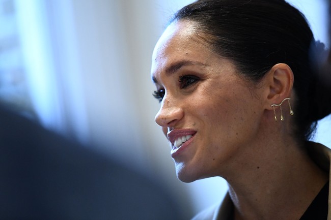 Meghan bahkan memakai anting perak dengan bentuk edgy dari Kimai, dan menyempurnakan penampilannya bersama tas boxy rancangan Victoria Beckham. Foto: Dok. Jeff Spicer/Getty Images