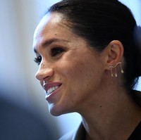 Meghan bahkan memakai anting perak dengan bentuk edgy dari Kimai, dan menyempurnakan penampilannya bersama tas boxy rancangan Victoria Beckham. Foto: Dok. Jeff Spicer/Getty Images