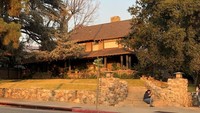 Salah satu set film Sandra Bullock tersebut diserbu para turis untuk ajang selfie, yakni rumah tua di California. Dok. Instagram