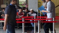 Ferry menyerahkan diri ke Polsek Kelapa Dua jalan Raya Kelapa Dua, Gading Serpong No 1, Kelapa Dua, Kabupaten Tangerang, Jumat (11/1/2019).