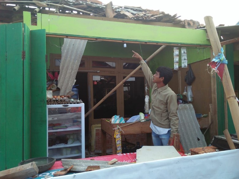 35 Rumah Rusak Diterjang Puting Beliung di Karawang 35 Rumah Rusak Diterjang Puting Beliung di Karawang