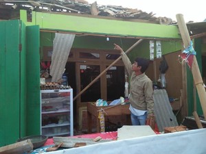 35 Rumah Rusak Diterjang Puting Beliung di Karawang