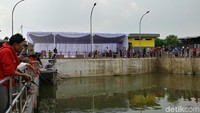 Di destinasi ini warga bisa mancing sambil lihat pesawat karena kolam ini letaknya tak jauh dari Bandara Husein Sastranegara Bandung. Untuk menuju ke sini, kalian bisa naik motor karena aksesnya terbatas (Tri Ispranoto/detikTravel) 