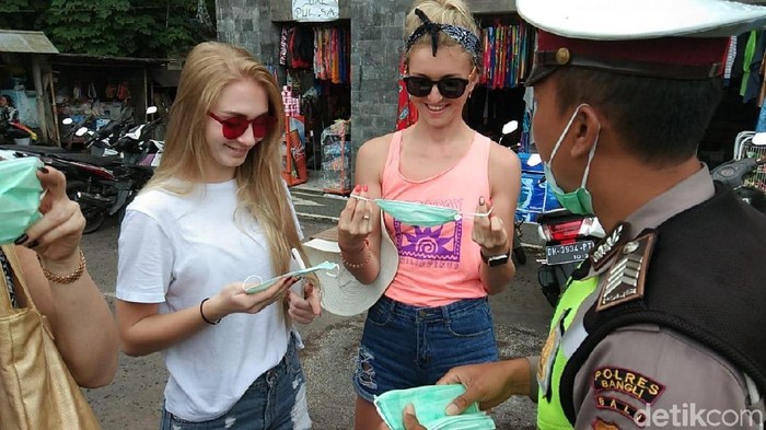 Pasca Erupsi Gunung Agung, Polisi Bagi Masker ke Wisatawan