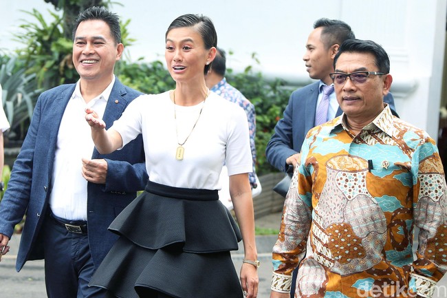 Agnez Mo menemui Presiden Joko Widodo untuk membahas tentang mimpi para generasi muda, dan bagaimana bisa mewujudkannya. Pertemuan pun berlangsung lancar dan santai. Foto: Rengga Sancaya/detikFoto