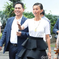 Agnez Mo menemui Presiden Joko Widodo untuk membahas tentang mimpi para generasi muda, dan bagaimana bisa mewujudkannya. Pertemuan pun berlangsung lancar dan santai. Foto: Rengga Sancaya/detikFoto