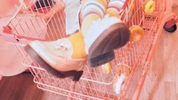 Eits! Ini bukan barang belanjaan ya. Ini Ghea yang pose di dalam trolley, lengkap dengan hiasan gantungan donat. Gemesin! Foto: Instagram gheaindrawari